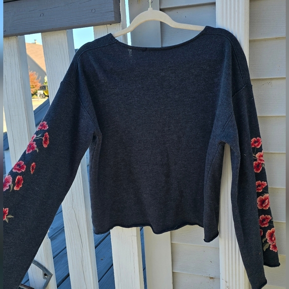 American Eagle Sweater - Picture 5 of 10